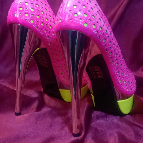 80's Neon Pink & Yellow High Heel - Picture 2 of 4